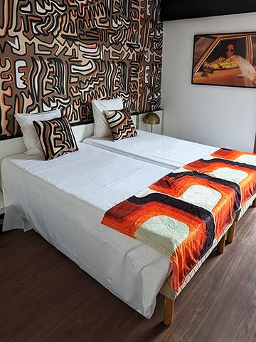 hyp otel projet hotellerie papier peint moquette et coussins seventise motif de la maison zephyr and co