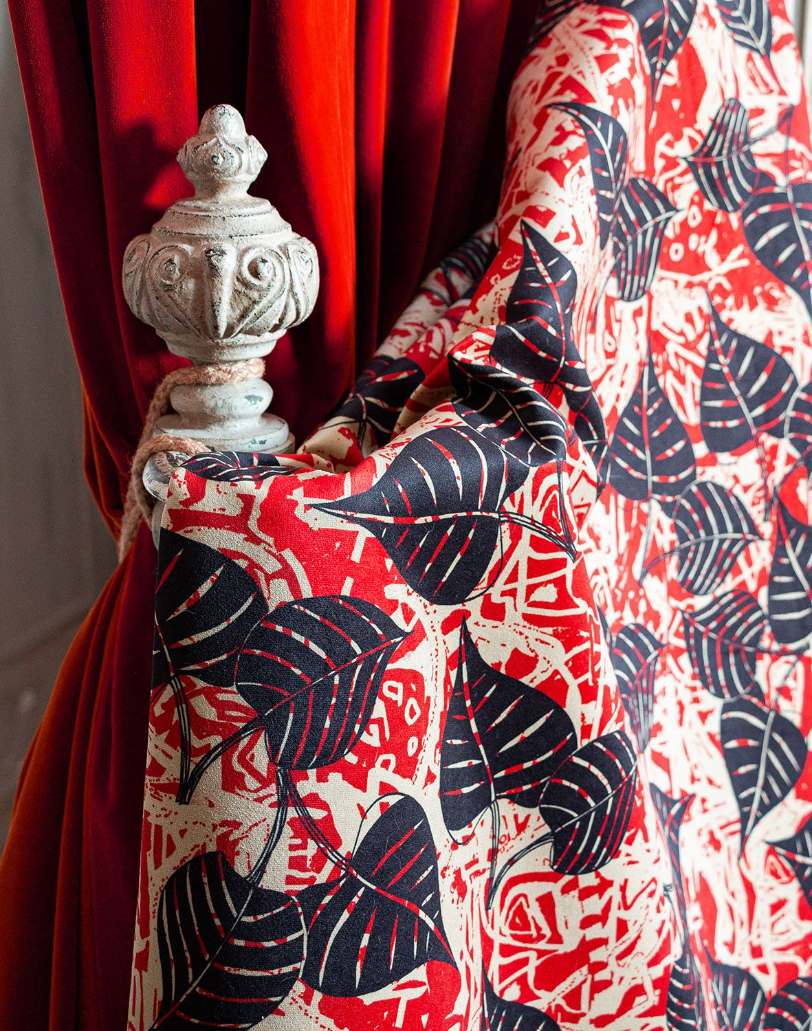 Tissu ameublement scarlet textile velours coloré et original zephyr and co francais