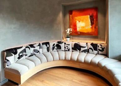 Banquette canapé velours par tapissier décorateur pour restaurant Michelin
